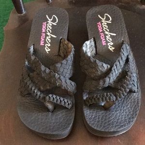Black yoga foam sandals